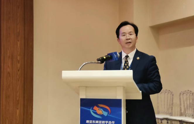 圖為中國(guó)電子商會(huì)副會(huì)長(zhǎng)兼秘書長(zhǎng)彭李輝宣讀倡議